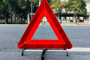 高速路上三角警示牌如何放？ 聽聽交巡警怎么說