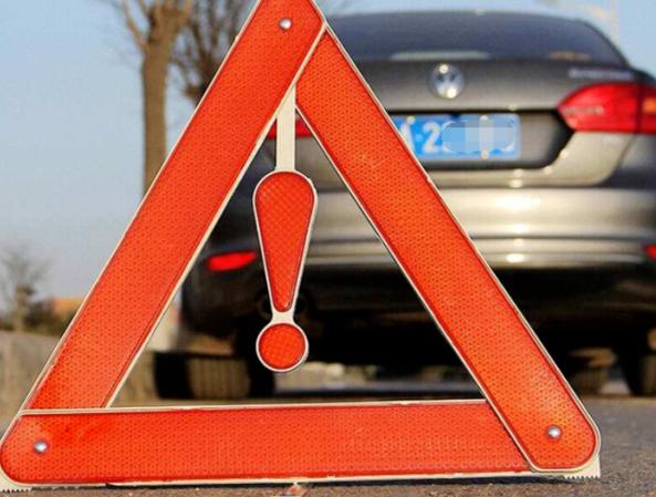 汽車使用它的三腳架安全距離是多少？